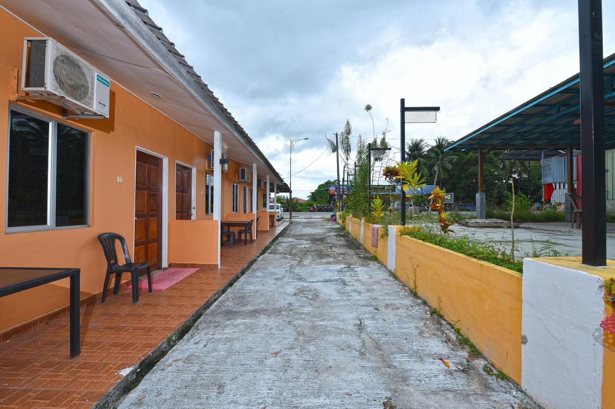 Oyo 90561 Awan Biru Motel Pantai Cenang  Buitenkant foto