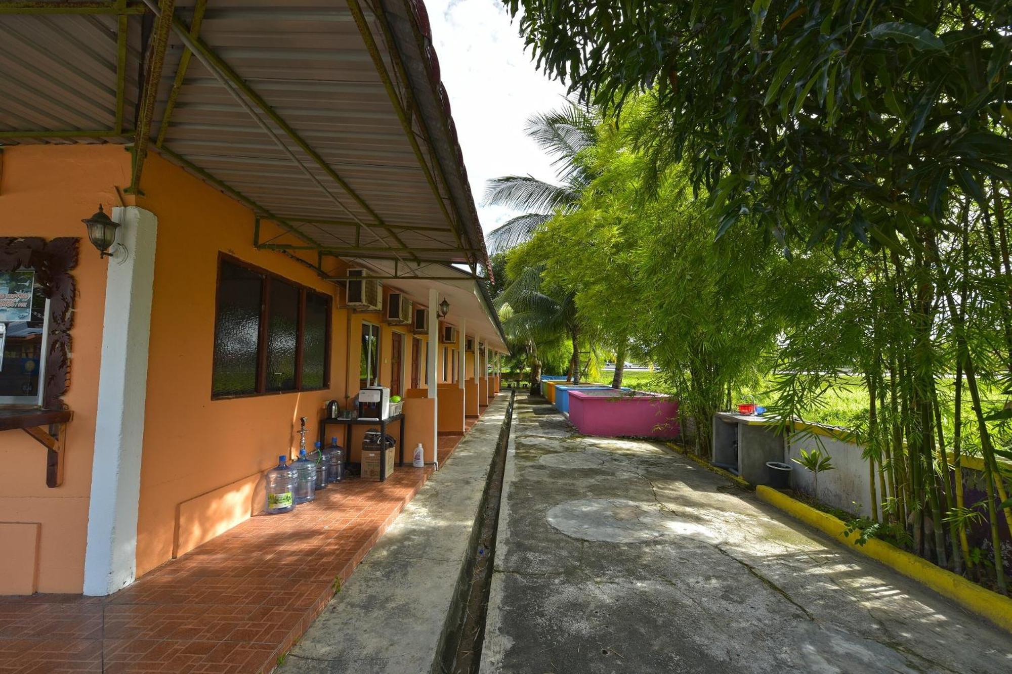 Oyo 90561 Awan Biru Motel Pantai Cenang  Buitenkant foto