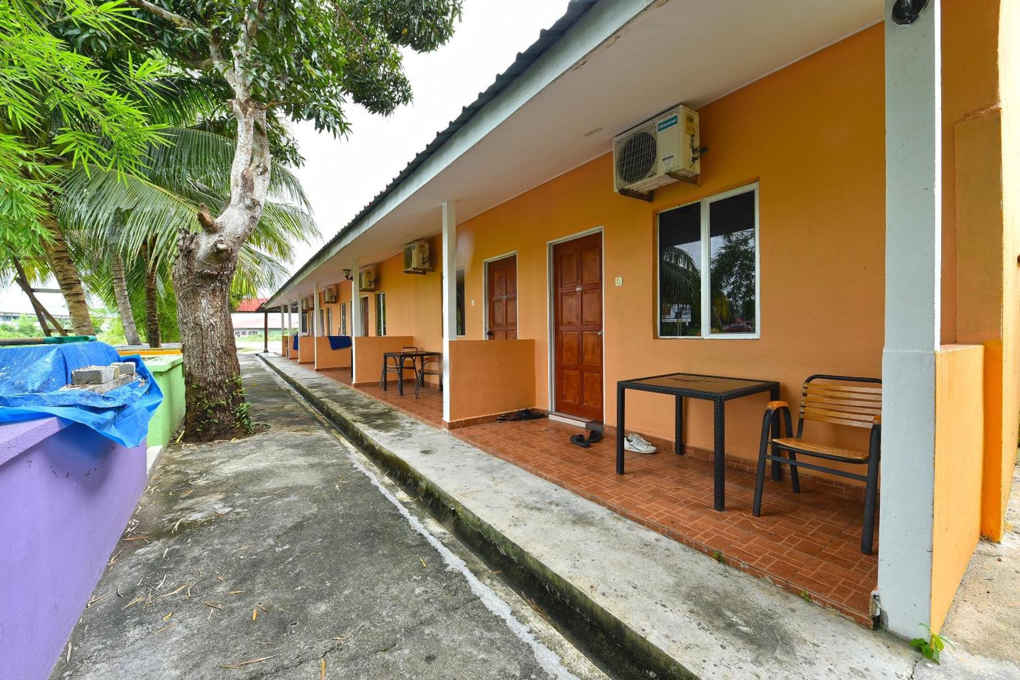 Oyo 90561 Awan Biru Motel Pantai Cenang  Buitenkant foto