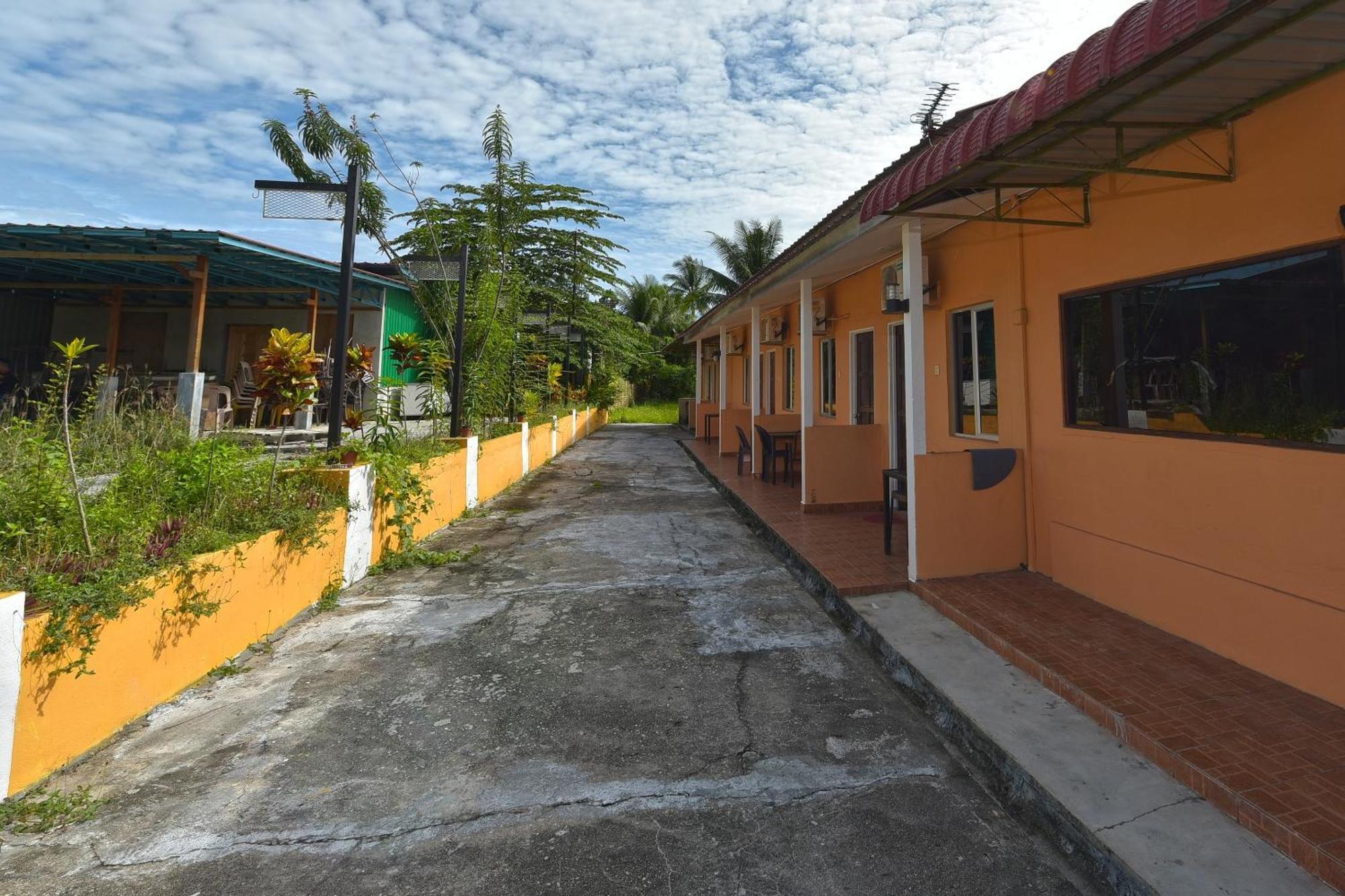 Oyo 90561 Awan Biru Motel Pantai Cenang  Buitenkant foto